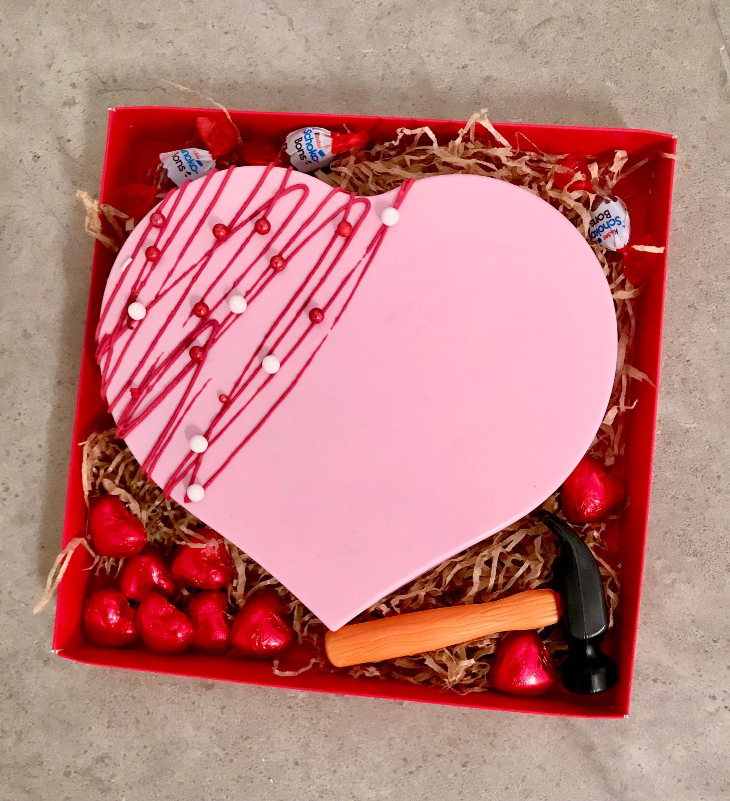 עוגת לב מתנפץ משוקולד בהפתעה עוגת לב מתנפץ שוקולד - מהדורת הפתעה – תמונה 1