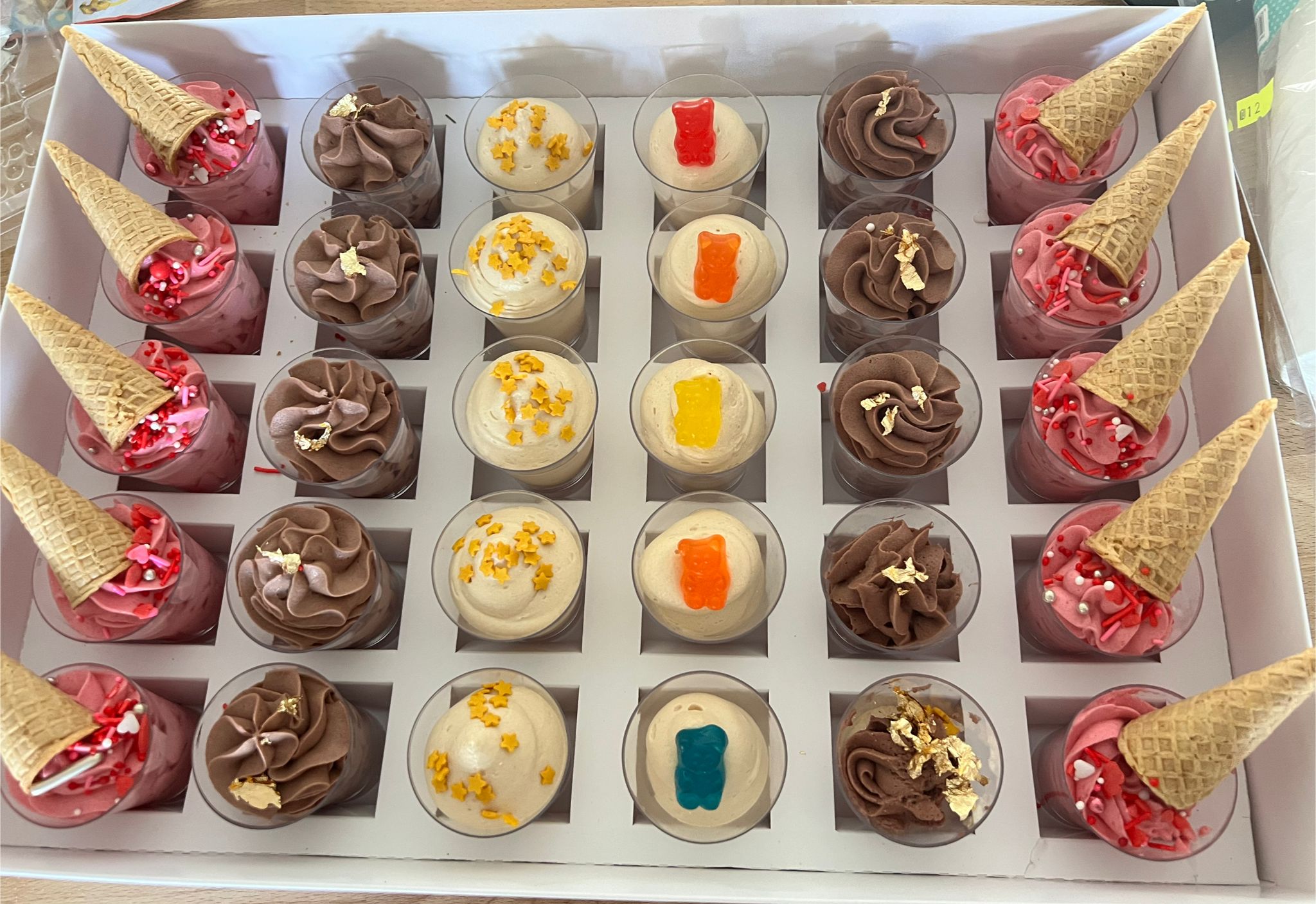 קינוחי כוסות מגש קינוחי כוסות בוטיק בכוסות – תמונה 1