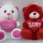 דובי פרווה 20 ס״מ המחזיק לב עם הכיתוב LOVE