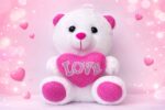 ⁦דובי פרווה 20 ס״מ המחזיק לב עם הכיתוב LOVE⁩ – תמונה ⁦4⁩