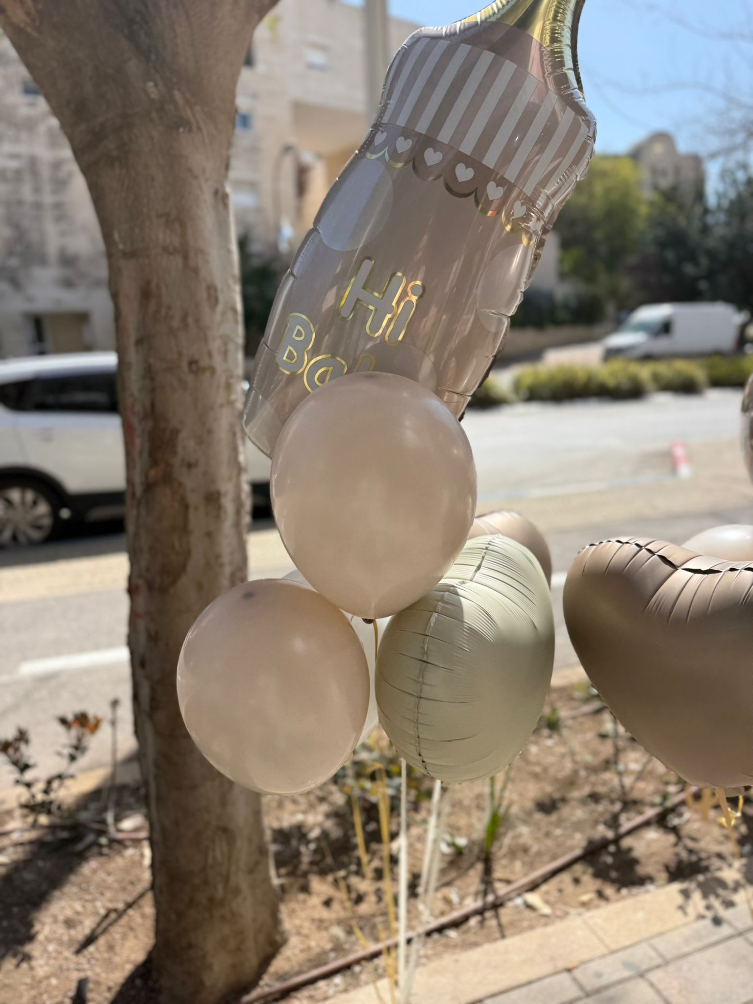 זר בלוני הליום לתינוק 2 זר בלוני הליום מעוצב לתינוק בקבוק "HI BABY" – תמונה 1