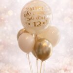 זר בלונים יוקרתי בגווני שמנת וזהב עם בלון בובו והקדשה אישית