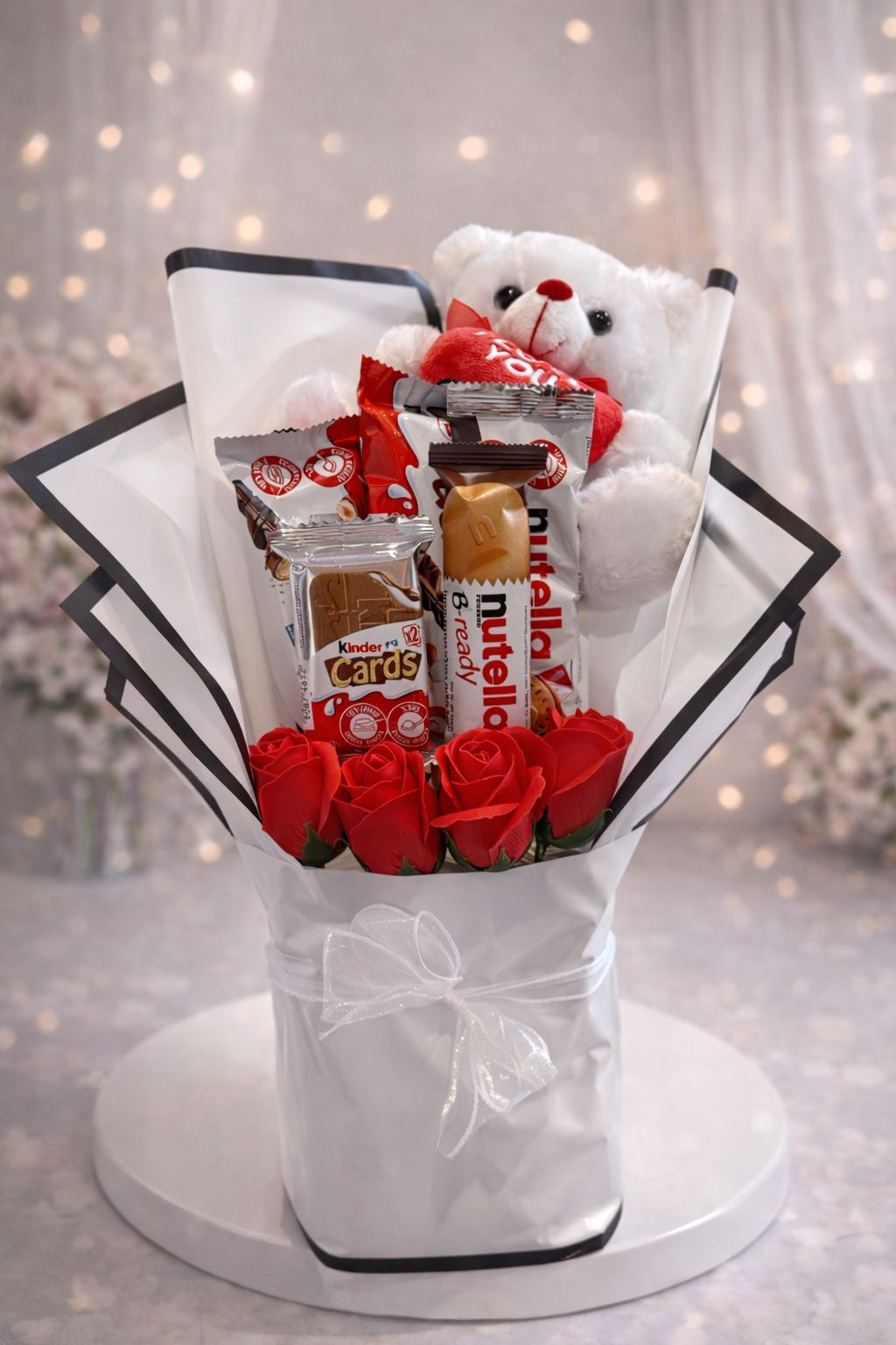 מארז זר שוקולדים ודובי שחור לבן זר מתוק עם דובי ושוקולדים – תמונה 1