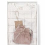 סט בגדי תינוק עדין ומעוצב – בגד גוף ומכנס קצר