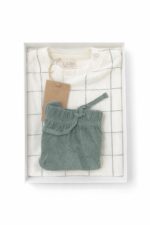 ⁦סט בגדי תינוק עדין ומעוצב – בגד גוף ומכנס קצר⁩ – תמונה ⁦2⁩