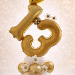 סטנד בלוני ספרות 13 בעיצוב פרחים זהב ולבן