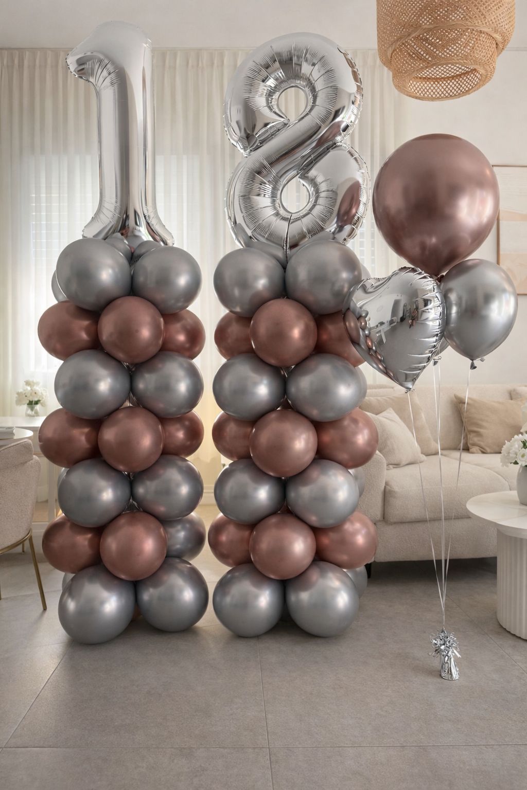 סטנד בלונים עם בלוני הליום סטנד בלונים עם בלוני הליום