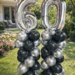 סטנד עמוד בלונים עם ספרות גיל שחור כסוף