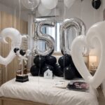 עיצוב חדר יום הולדת שחור לבן כולל מארז בלון פורח