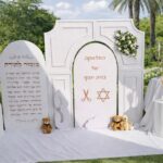 עמדת צילום דגם קלאסי לבן פרחים