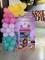 קיר צילום קאפה כולל שובל בלונים - בית הבובות של גבי