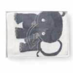 שמיכת תינוק סרוגה עם הדפס פיל