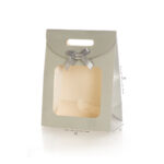 שקית מתנה מעוצבת עם חלון שקוף וסרט – צבע כסף