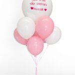 זר בלונים בגווני ורוד לבן עם בלון בובו והקדשה אישית