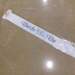 סרט כלה BRIDE TO BE סאטן לבן כיתוב כסף מבריק